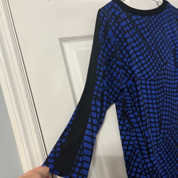 Susan Graver black n blue blouse - Picture 2 of 4